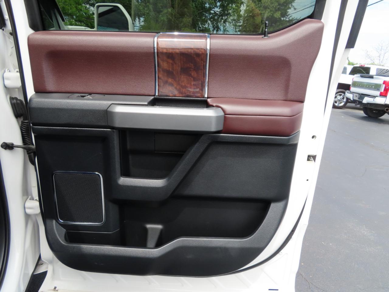 Ford Super Duty F-350 SRW Platinum 4WD Crew Cab 8' Box 2017