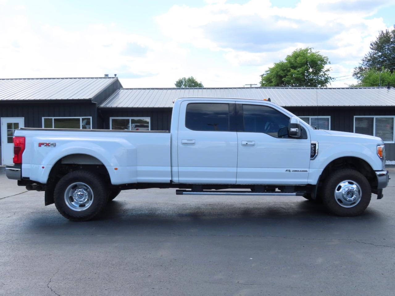 Ford Super Duty F-350 DRW Lariat 4WD Crew Cab 8' Box 2019