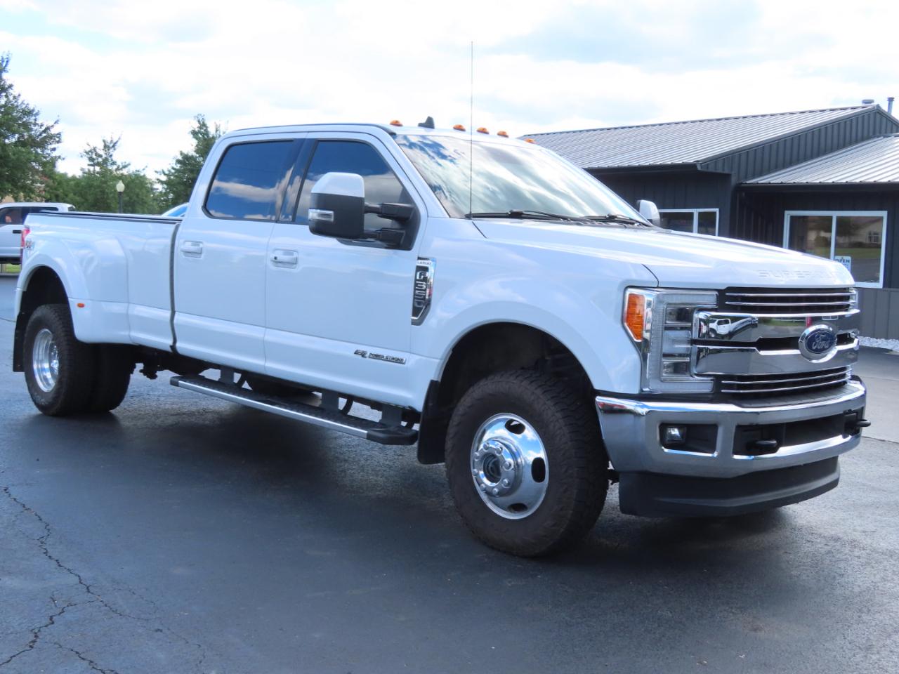 Ford Super Duty F-350 DRW Lariat 4WD Crew Cab 8' Box 2019