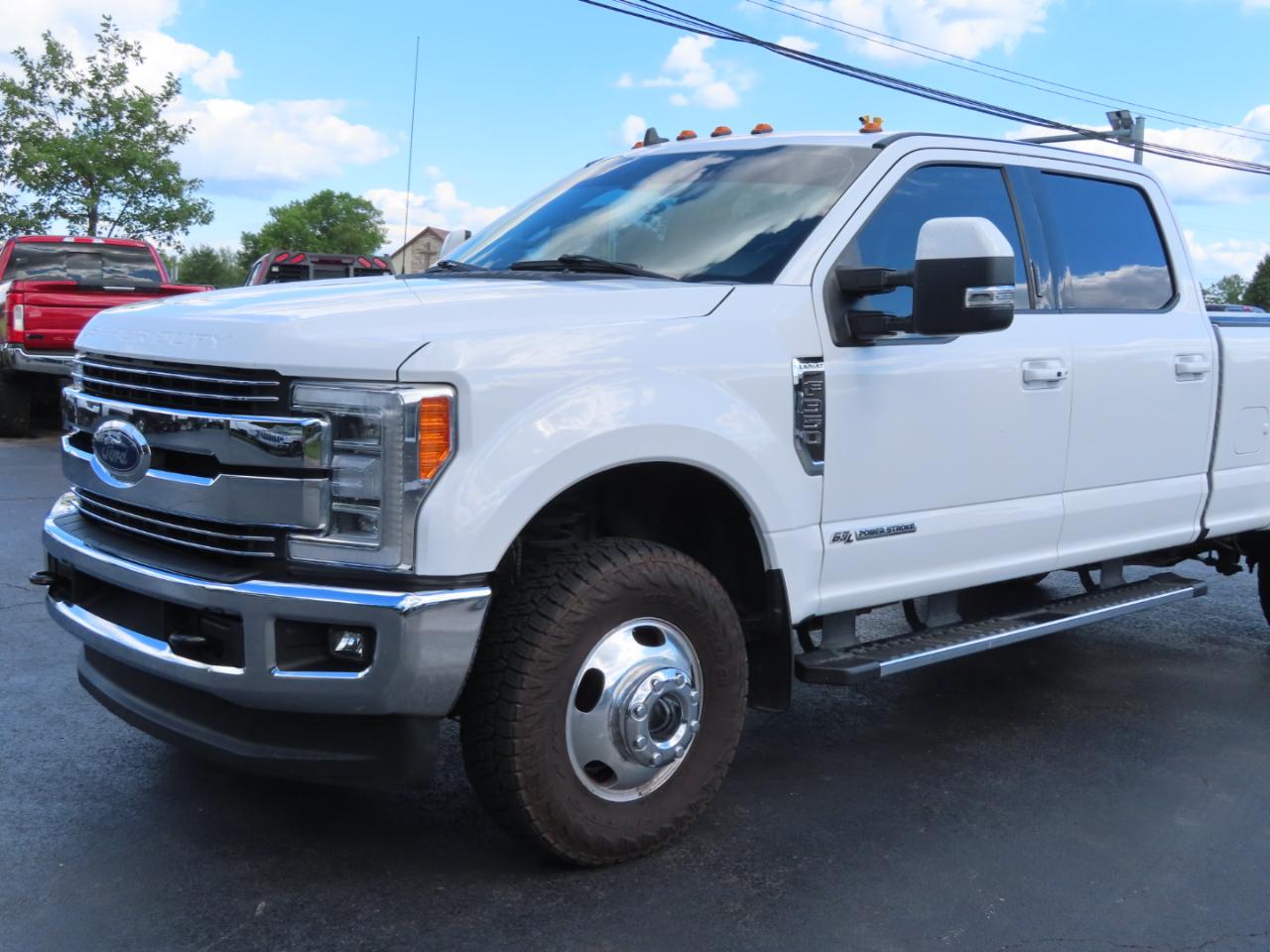 Ford Super Duty F-350 DRW Lariat 4WD Crew Cab 8' Box 2019