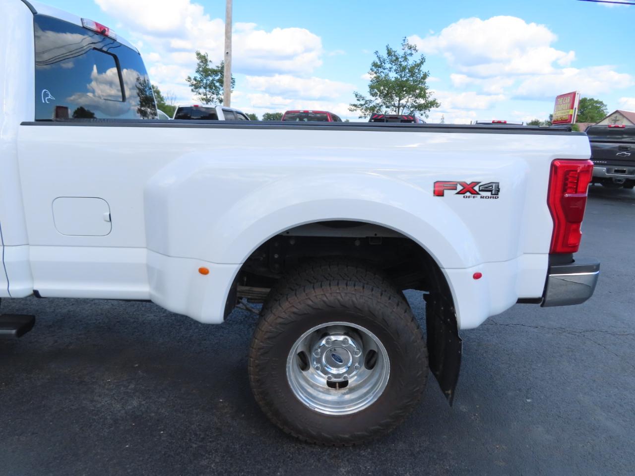 Ford Super Duty F-350 DRW Lariat 4WD Crew Cab 8' Box 2019