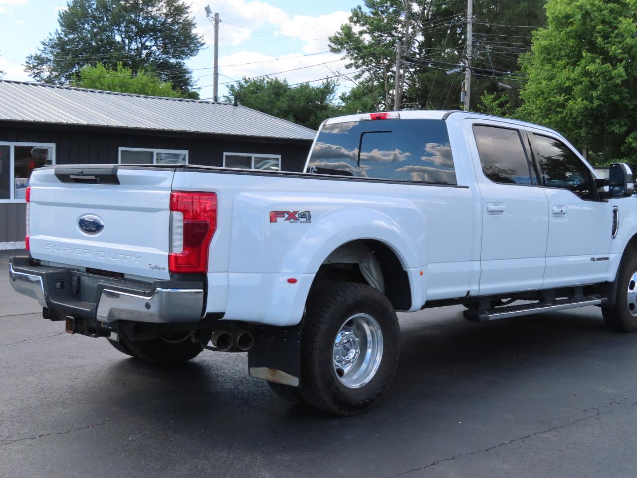 Ford Super Duty F-350 DRW Lariat 4WD Crew Cab 8' Box 2019