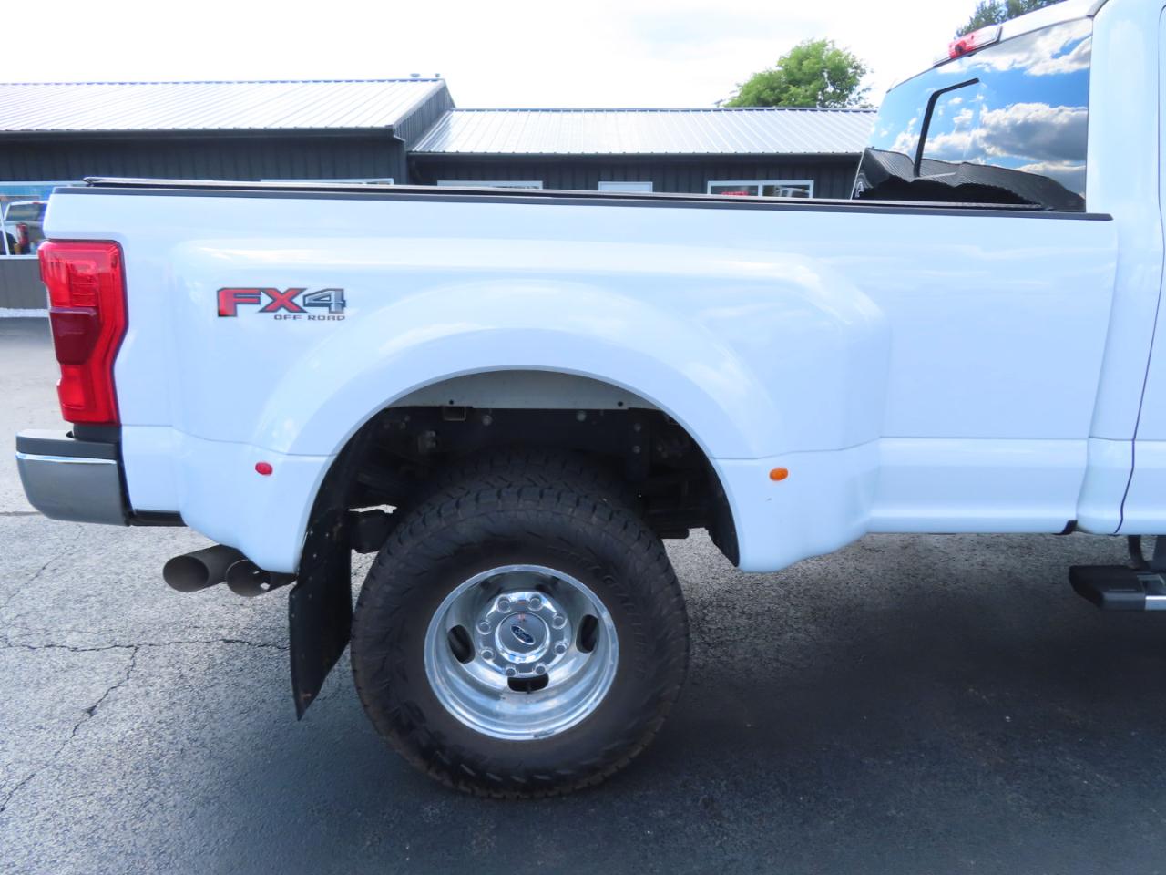 Ford Super Duty F-350 DRW Lariat 4WD Crew Cab 8' Box 2019