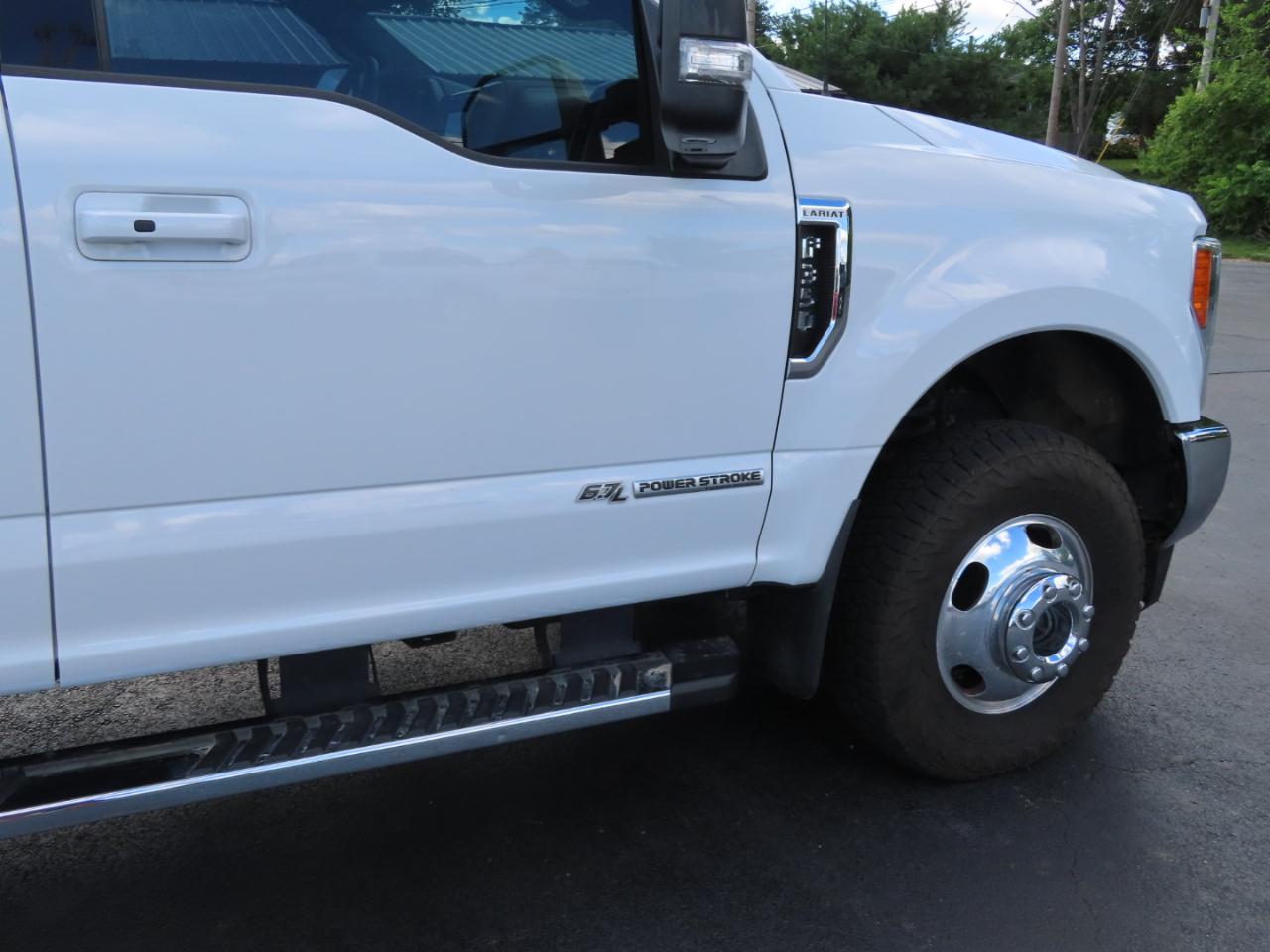 Ford Super Duty F-350 DRW Lariat 4WD Crew Cab 8' Box 2019