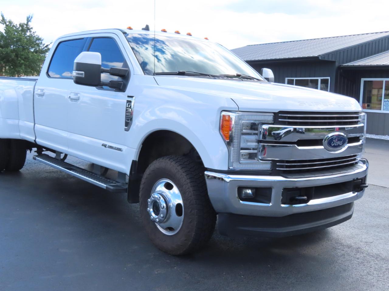 Ford Super Duty F-350 DRW Lariat 4WD Crew Cab 8' Box 2019