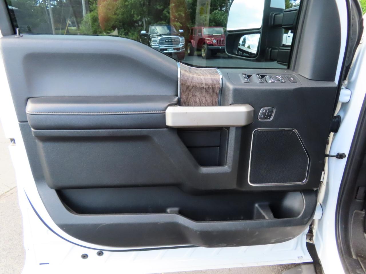 Ford Super Duty F-350 DRW Lariat 4WD Crew Cab 8' Box 2019