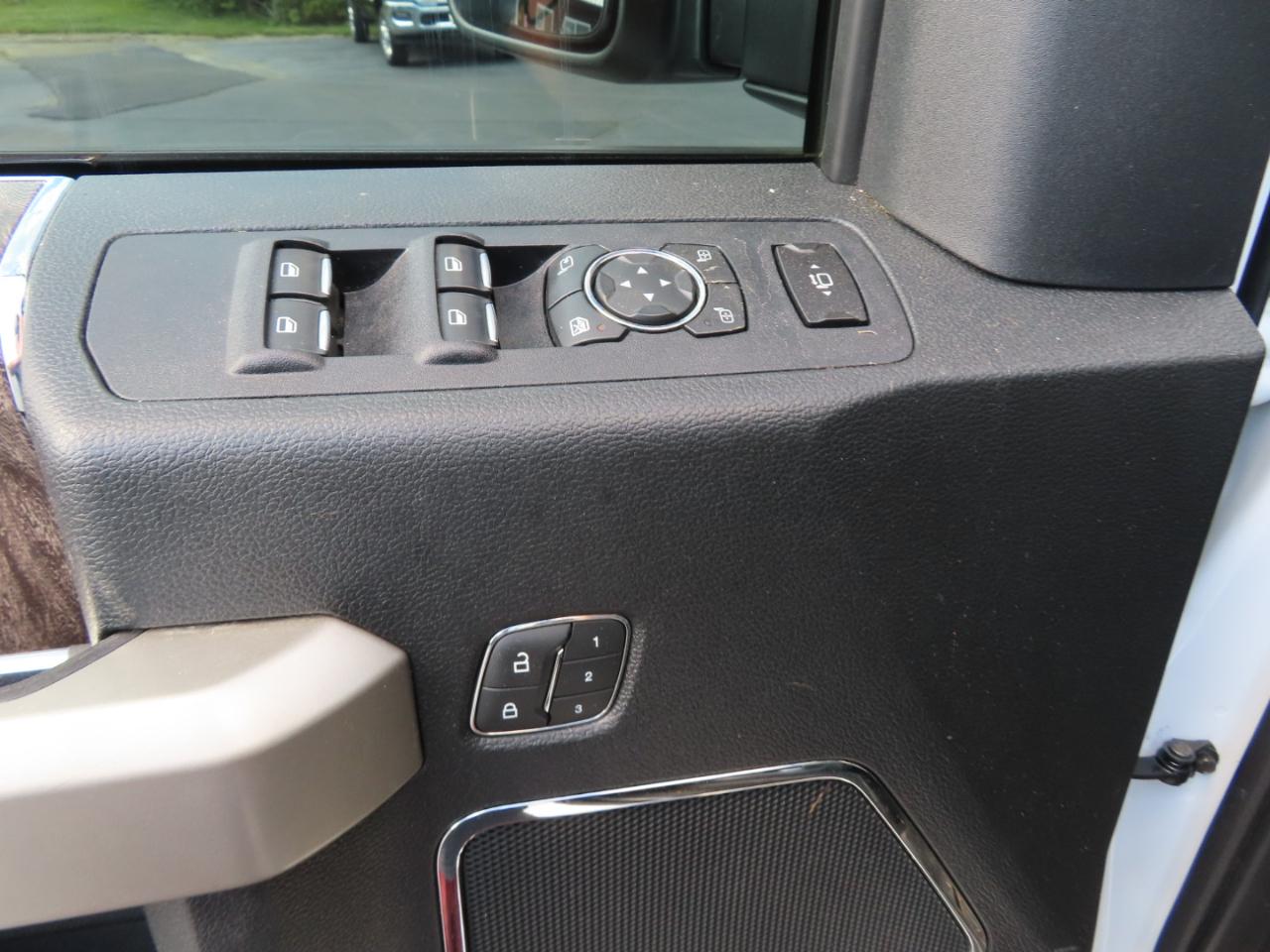 Ford Super Duty F-350 DRW Lariat 4WD Crew Cab 8' Box 2019
