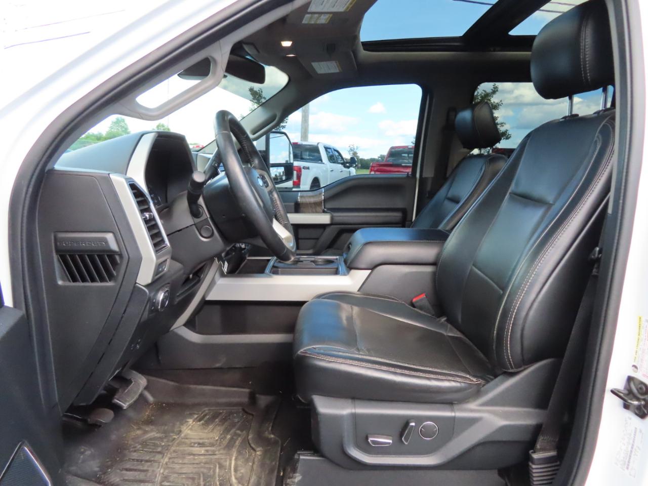 Ford Super Duty F-350 DRW Lariat 4WD Crew Cab 8' Box 2019