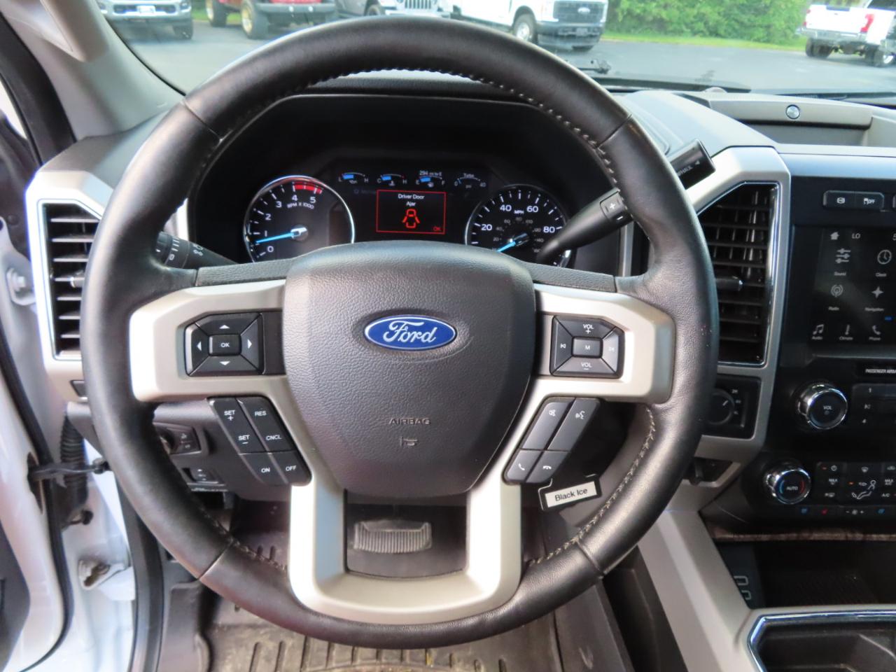 Ford Super Duty F-350 DRW Lariat 4WD Crew Cab 8' Box 2019