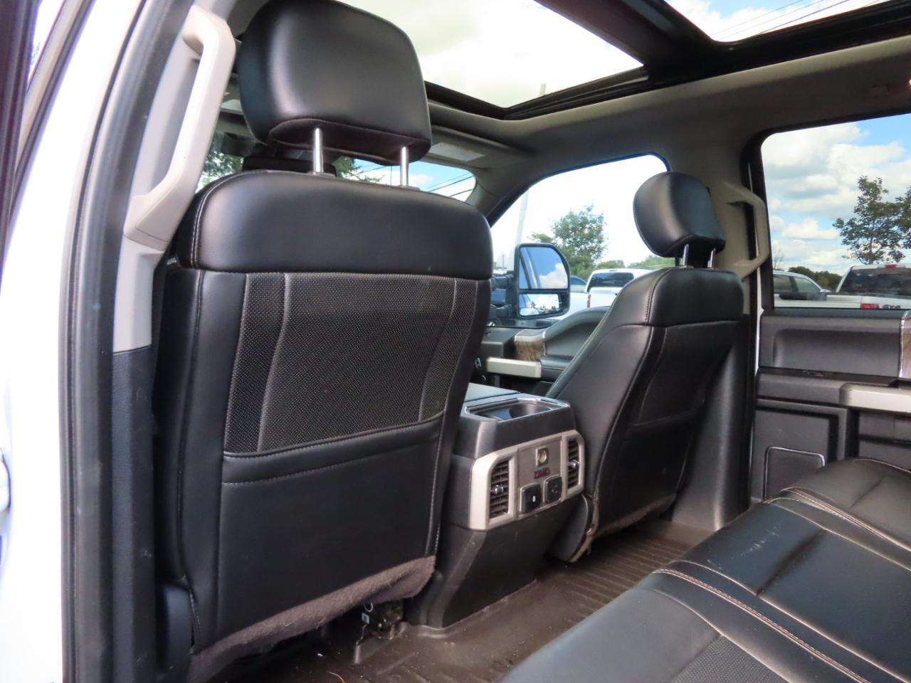 Ford Super Duty F-350 DRW Lariat 4WD Crew Cab 8' Box 2019