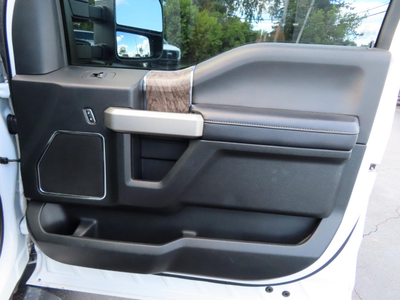 Ford Super Duty F-350 DRW Lariat 4WD Crew Cab 8' Box 2019