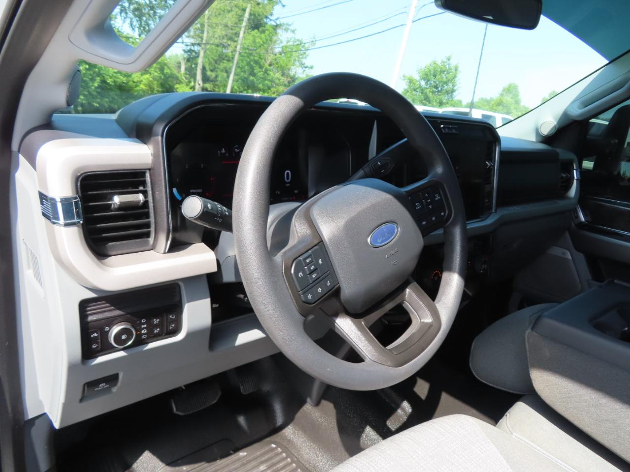 Ford Super Duty F-250 SRW XLT 4WD Crew Cab 8' Box 2025