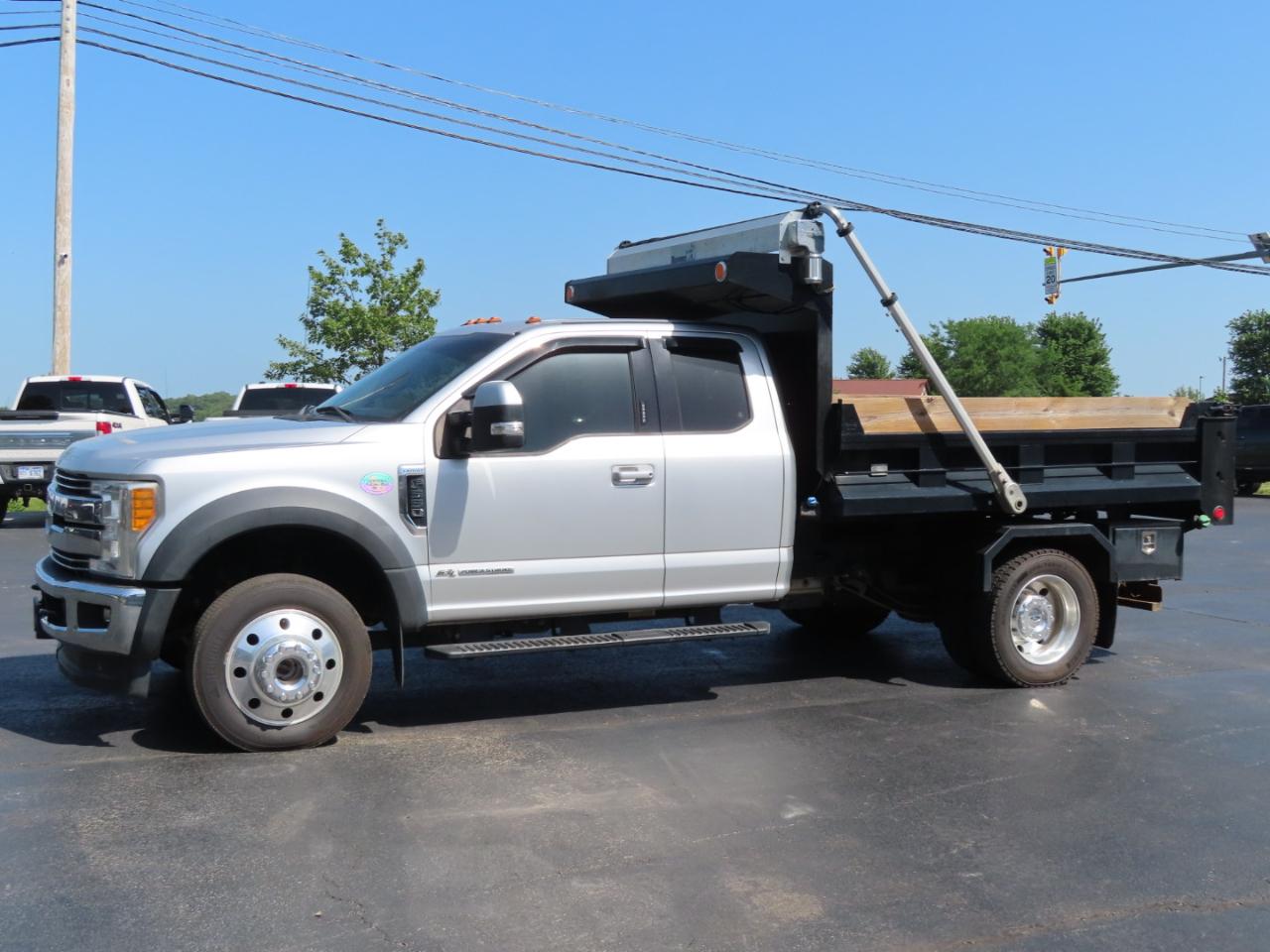 Ford Super Duty F-550 DRW Lariat 4WD SuperCab 192" WB 84" CA 2017