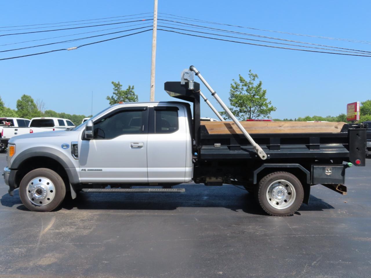 Ford Super Duty F-550 DRW Lariat 4WD SuperCab 192" WB 84" CA 2017