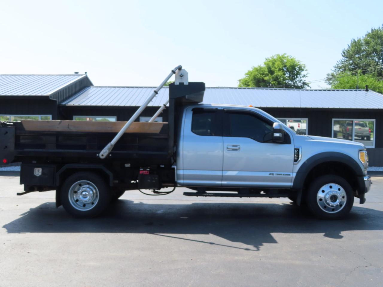 Ford Super Duty F-550 DRW Lariat 4WD SuperCab 192" WB 84" CA 2017