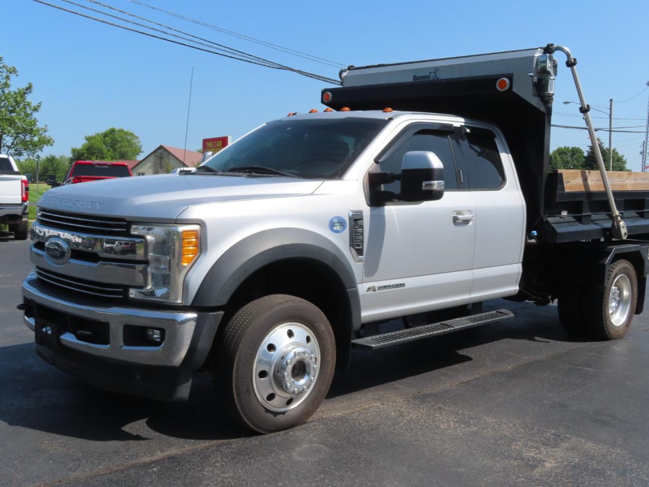 Ford Super Duty F-550 DRW Lariat 4WD SuperCab 192" WB 84" CA 2017