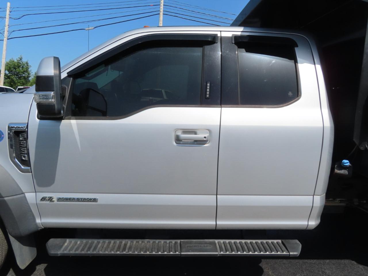Ford Super Duty F-550 DRW Lariat 4WD SuperCab 192" WB 84" CA 2017