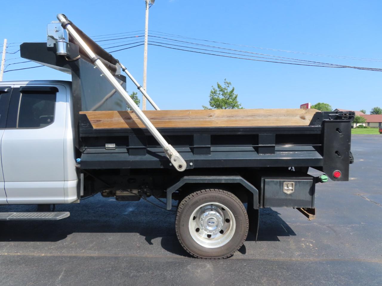 Ford Super Duty F-550 DRW Lariat 4WD SuperCab 192" WB 84" CA 2017