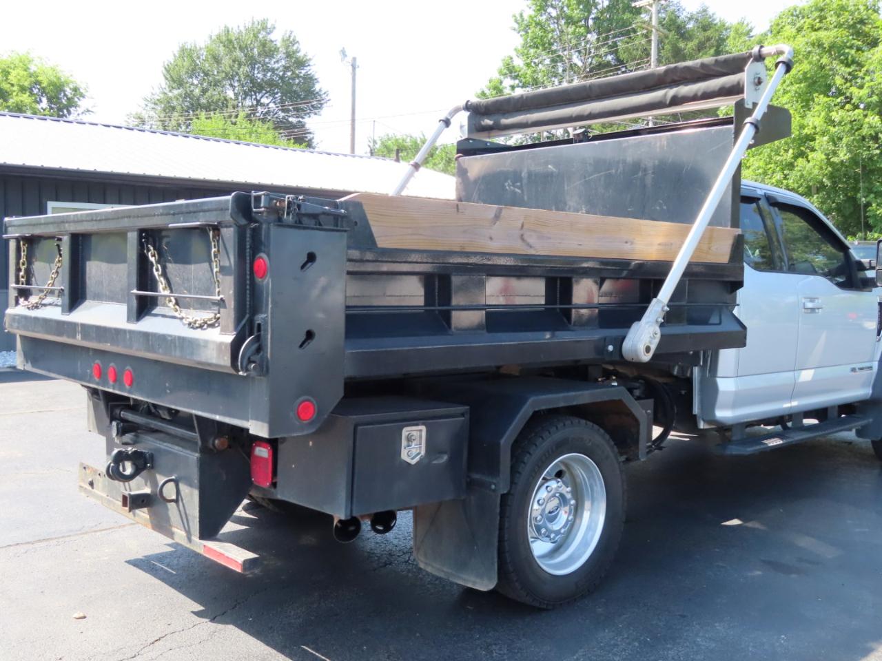 Ford Super Duty F-550 DRW Lariat 4WD SuperCab 192" WB 84" CA 2017