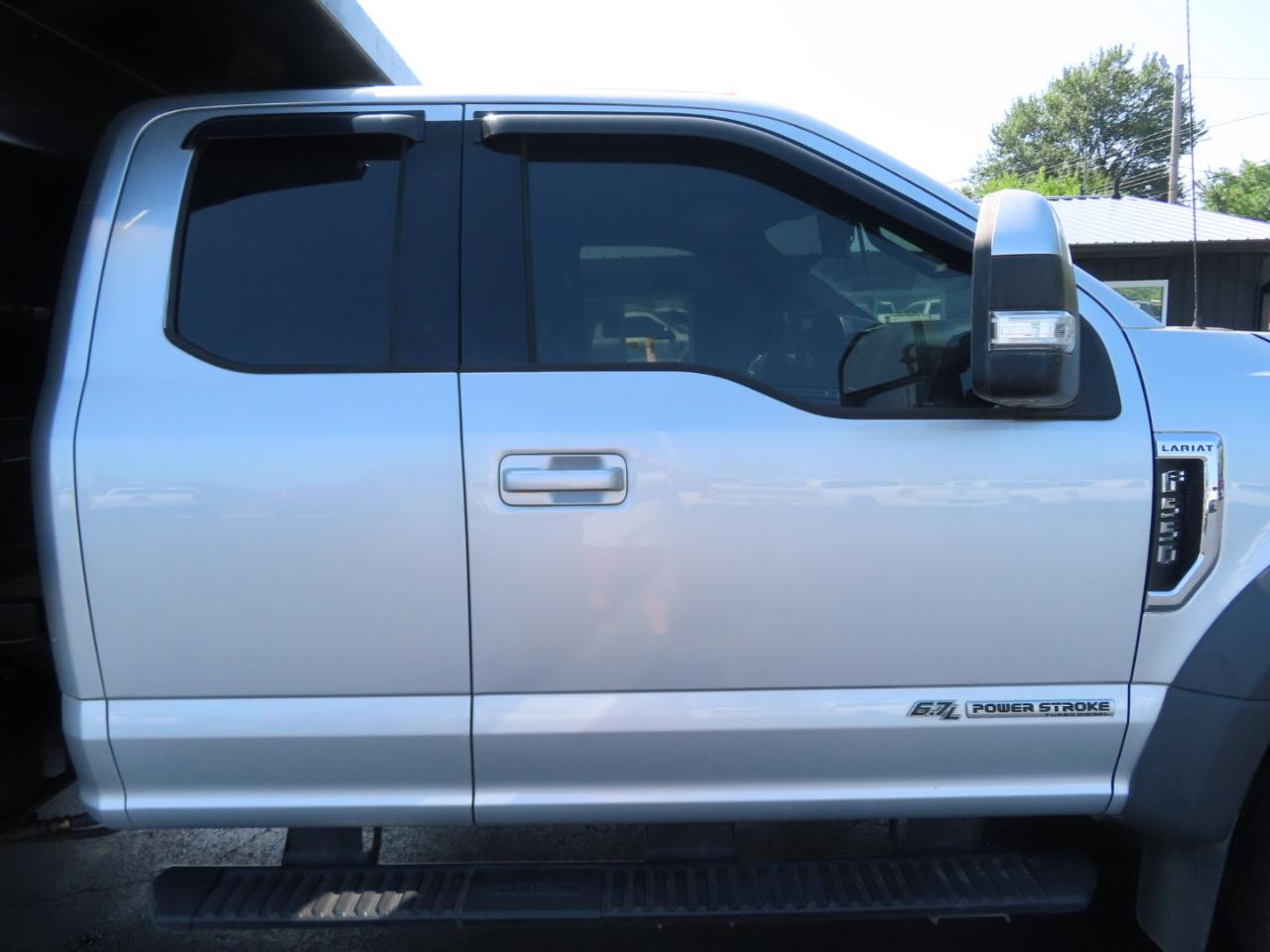 Ford Super Duty F-550 DRW Lariat 4WD SuperCab 192" WB 84" CA 2017