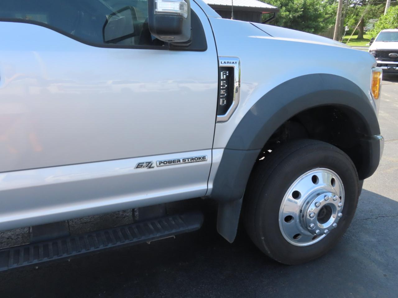 Ford Super Duty F-550 DRW Lariat 4WD SuperCab 192" WB 84" CA 2017