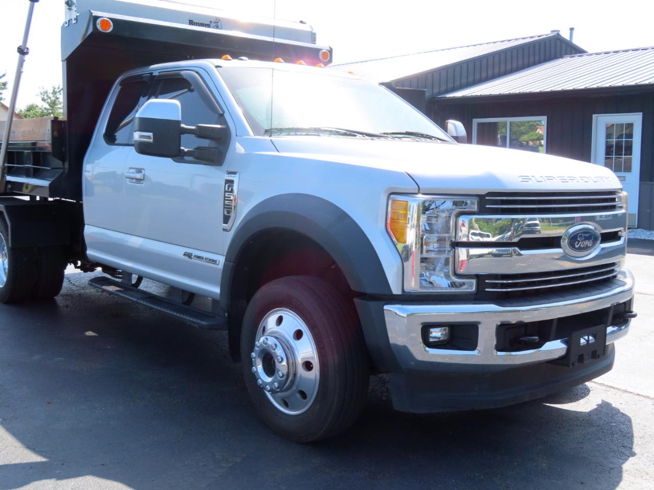 Ford Super Duty F-550 DRW Lariat 4WD SuperCab 192" WB 84" CA 2017