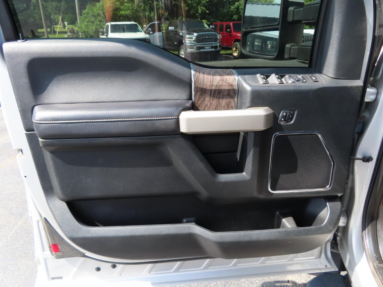 Ford Super Duty F-550 DRW Lariat 4WD SuperCab 192" WB 84" CA 2017