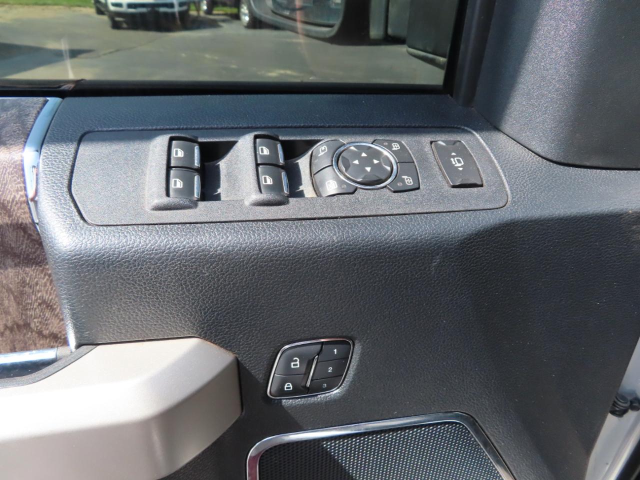 Ford Super Duty F-550 DRW Lariat 4WD SuperCab 192" WB 84" CA 2017