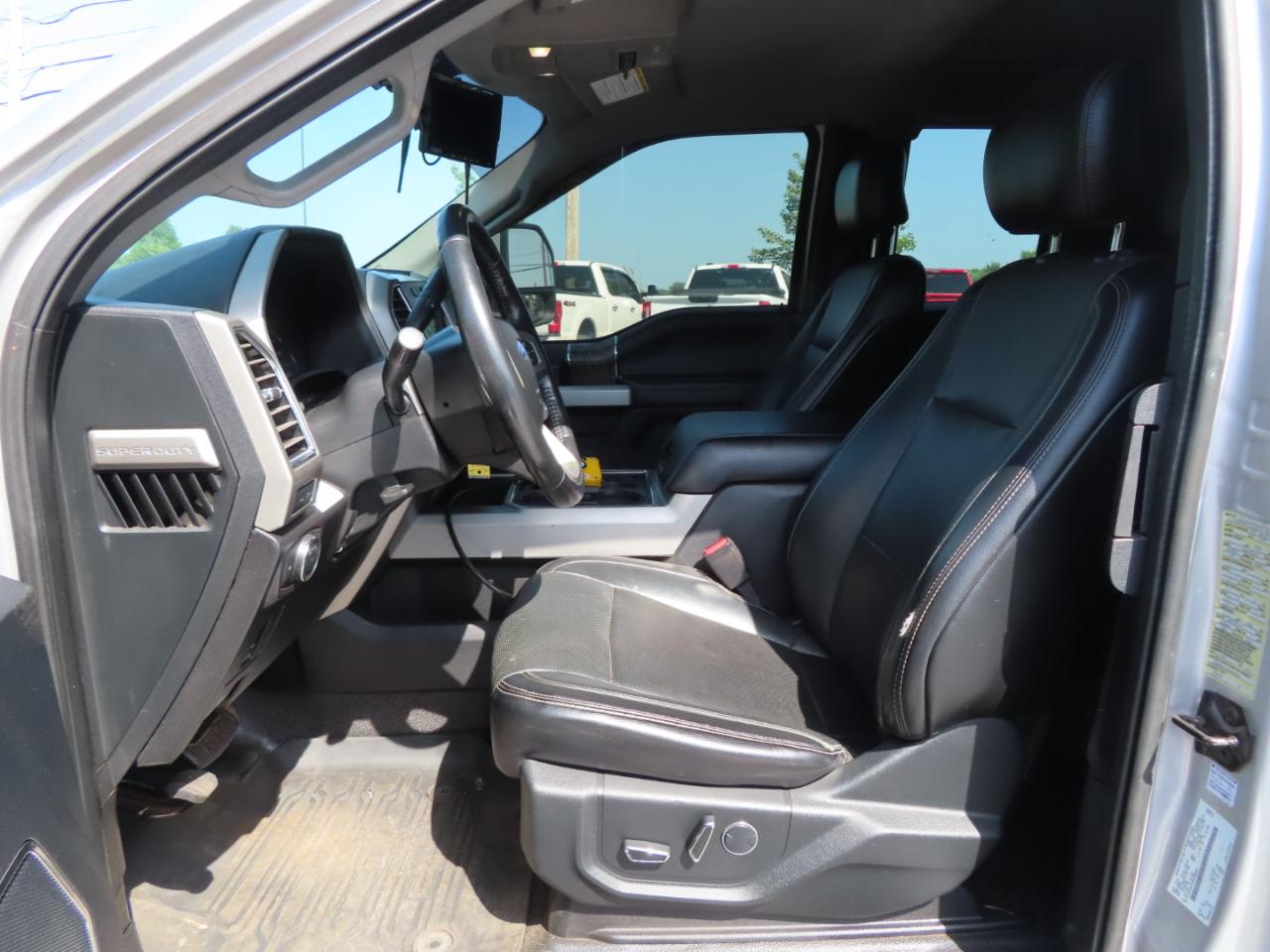 Ford Super Duty F-550 DRW Lariat 4WD SuperCab 192" WB 84" CA 2017