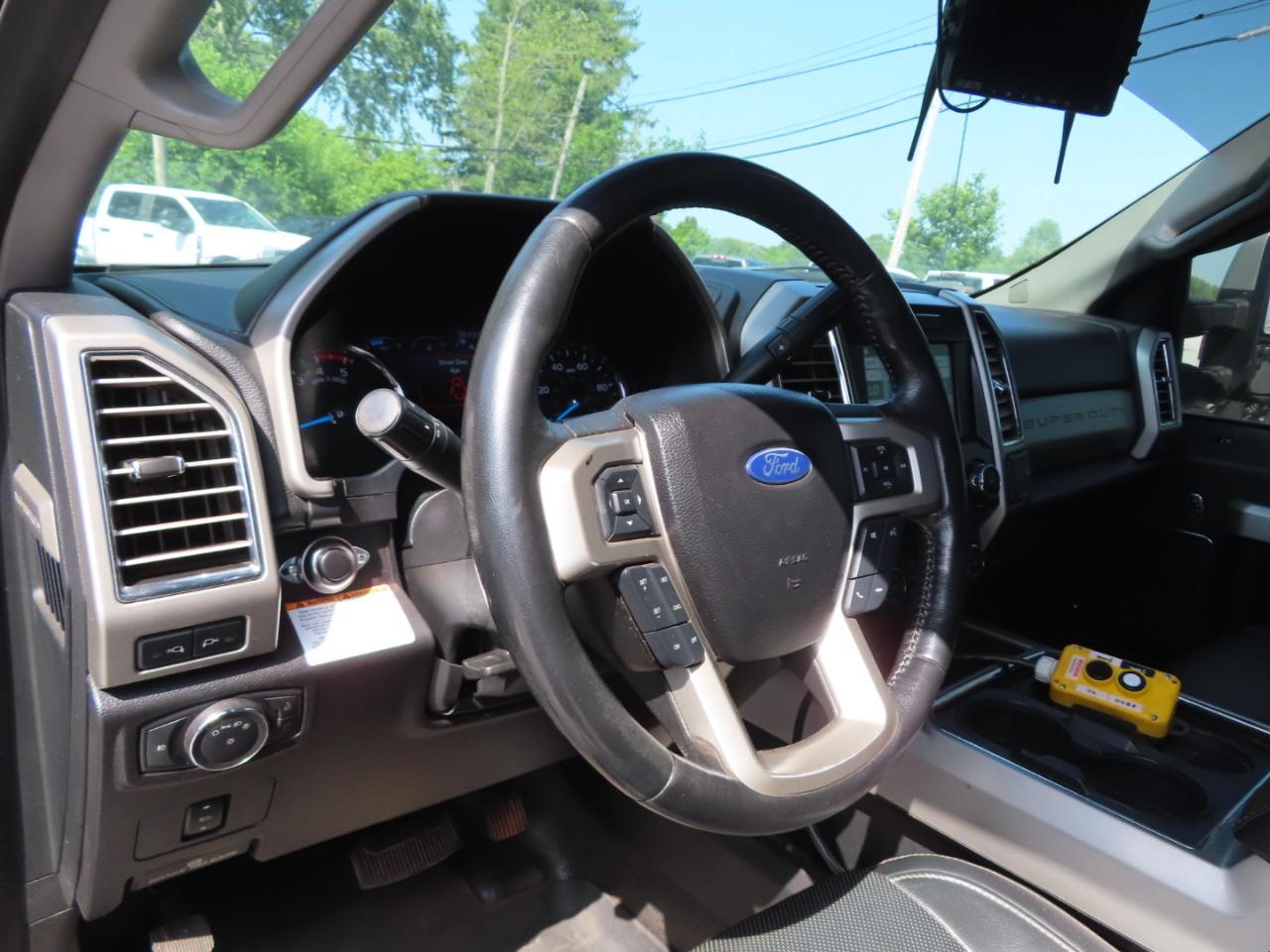 Ford Super Duty F-550 DRW Lariat 4WD SuperCab 192" WB 84" CA 2017