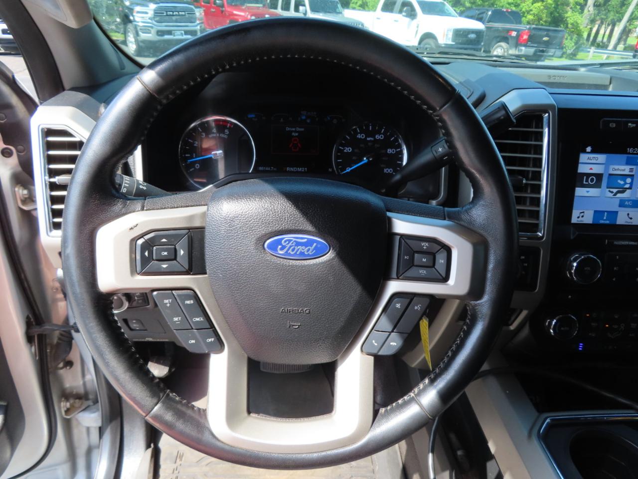 Ford Super Duty F-550 DRW Lariat 4WD SuperCab 192" WB 84" CA 2017