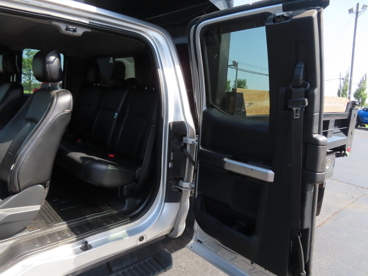 Ford Super Duty F-550 DRW Lariat 4WD SuperCab 192" WB 84" CA 2017