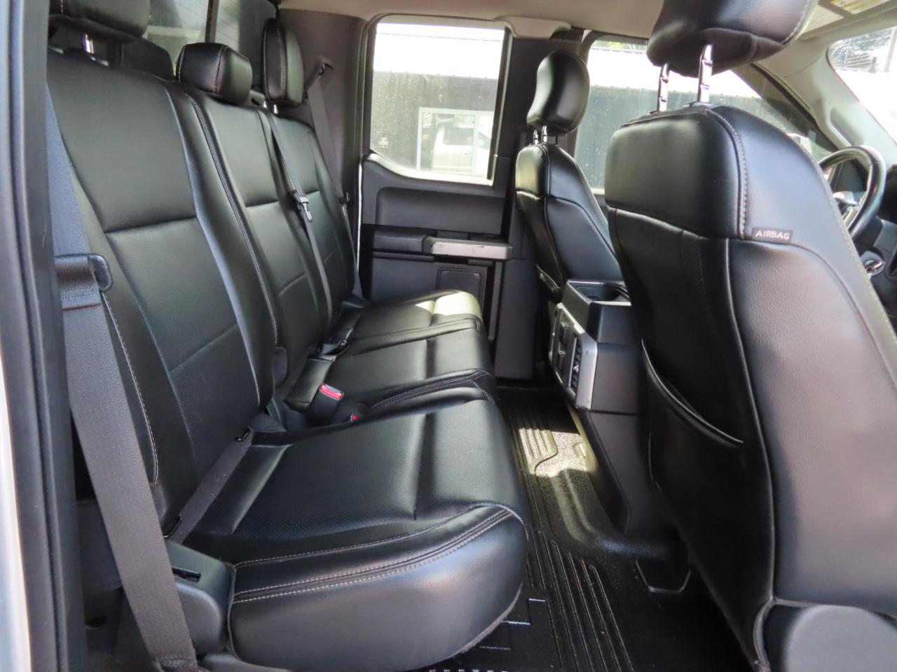 Ford Super Duty F-550 DRW Lariat 4WD SuperCab 192" WB 84" CA 2017