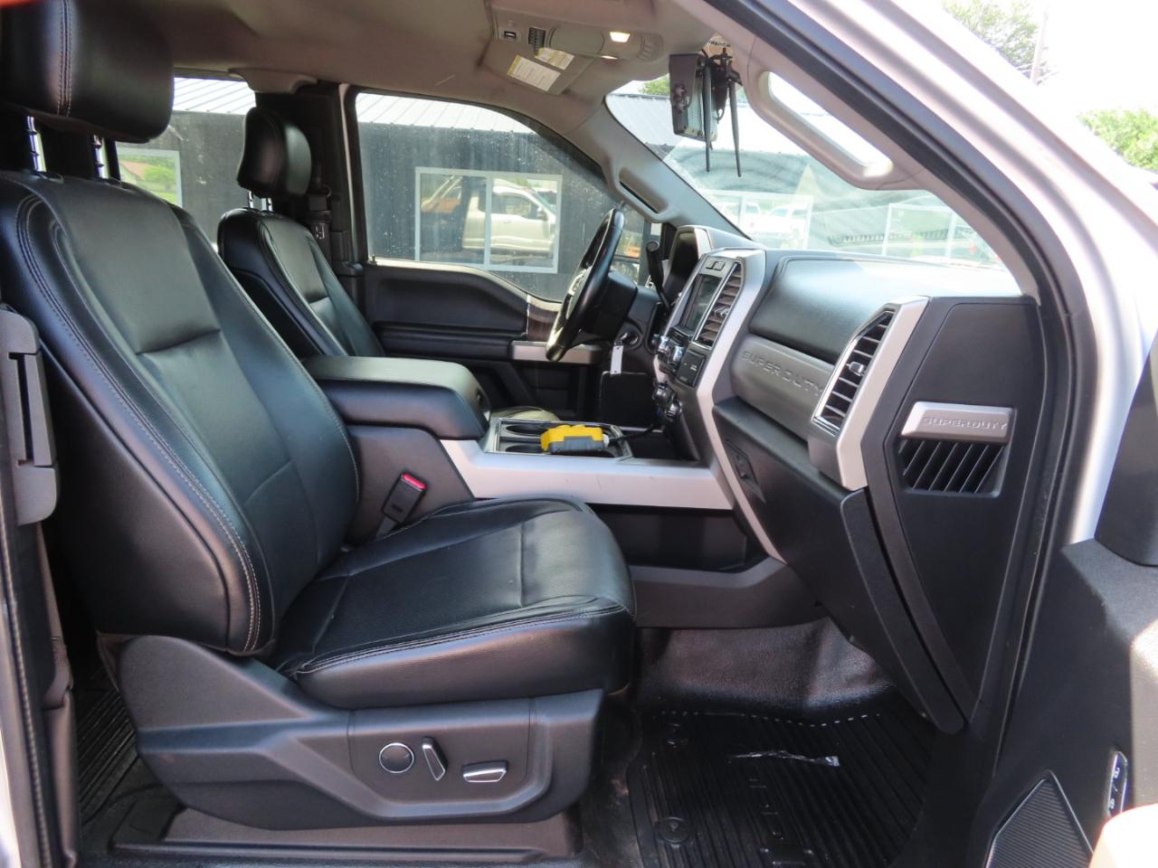 Ford Super Duty F-550 DRW Lariat 4WD SuperCab 192" WB 84" CA 2017