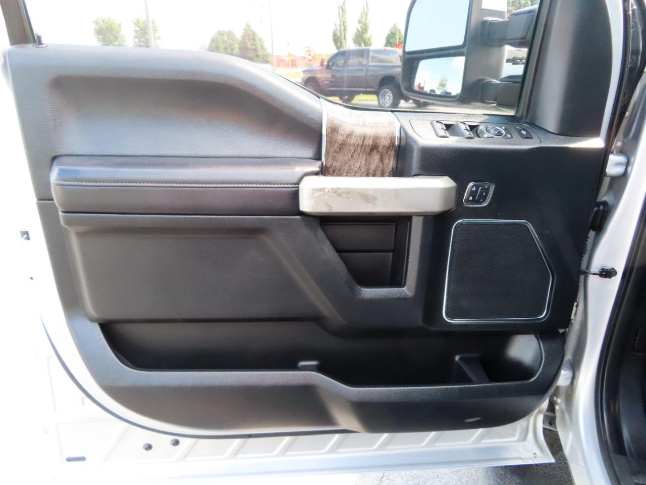 Ford Super Duty F-250 SRW Lariat 4WD Crew Cab 6.75' Box 2017