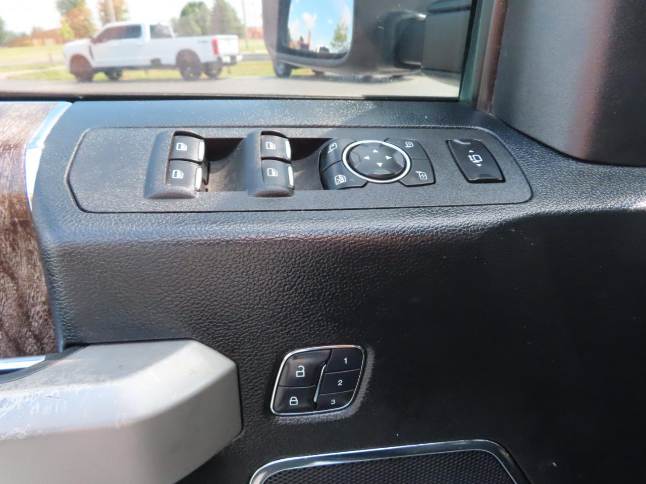 Ford Super Duty F-250 SRW Lariat 4WD Crew Cab 6.75' Box 2017