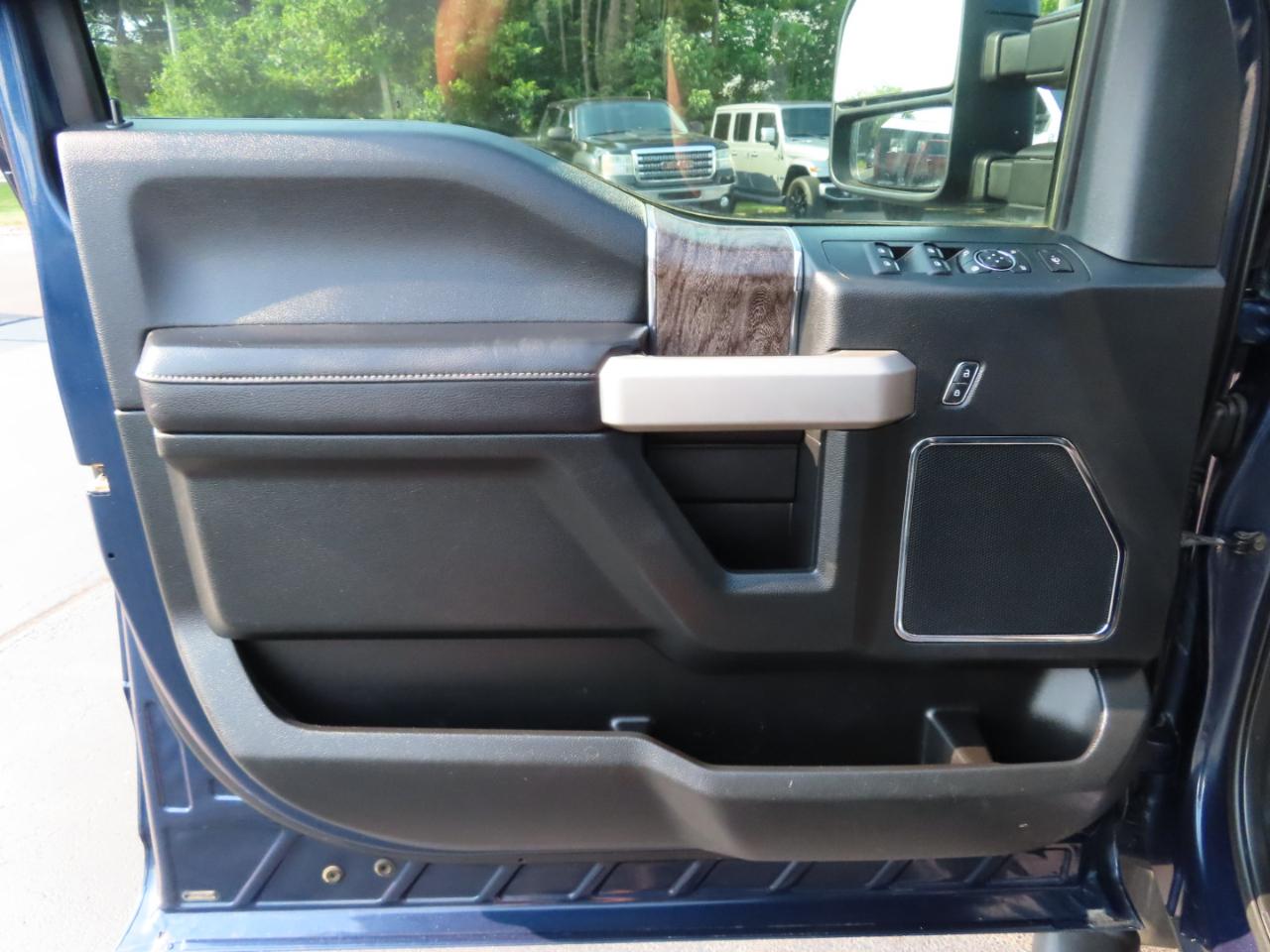 Ford Super Duty F-250 SRW Lariat 4WD Crew Cab 8' Box 2019