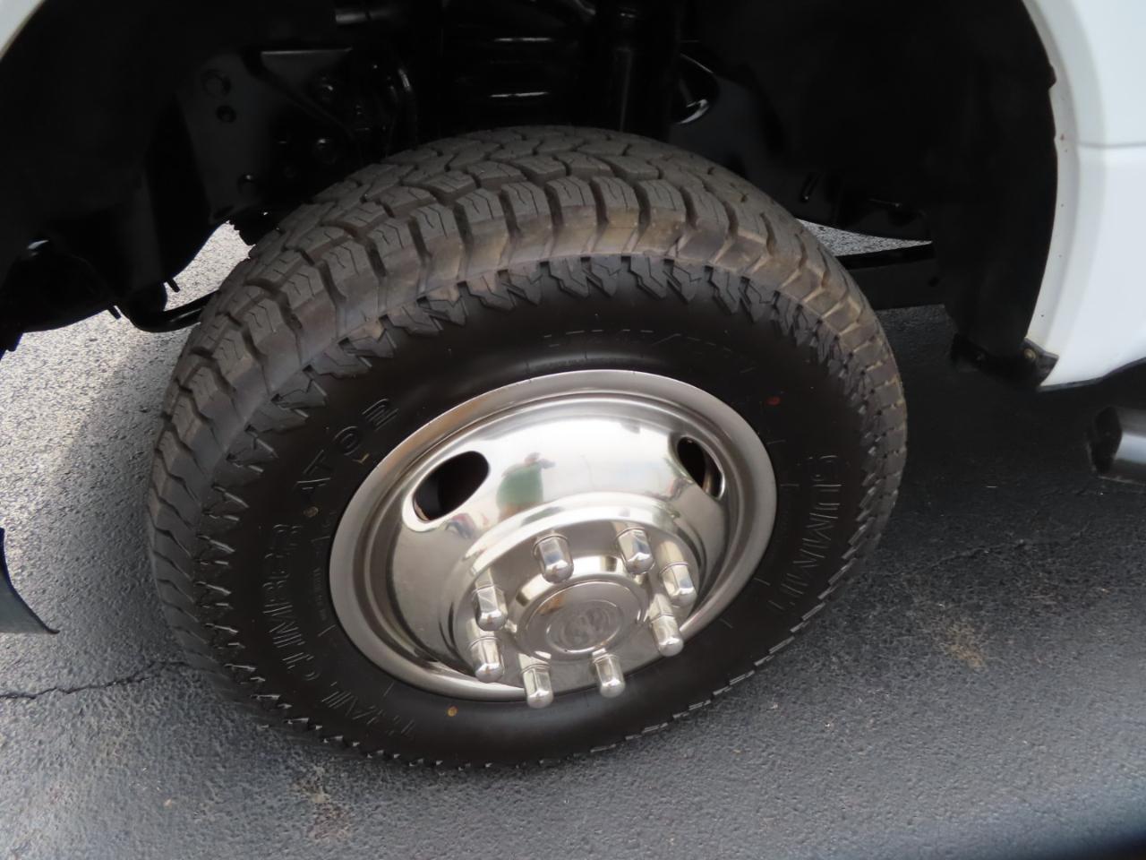 Ford Super Duty F-350 DRW XL 4WD Crew Cab 179" WB 60" CA 2019