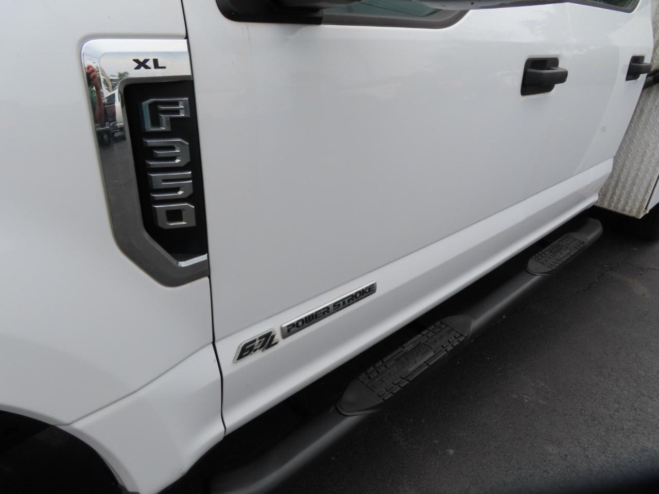 Ford Super Duty F-350 DRW XL 4WD Crew Cab 179" WB 60" CA 2019