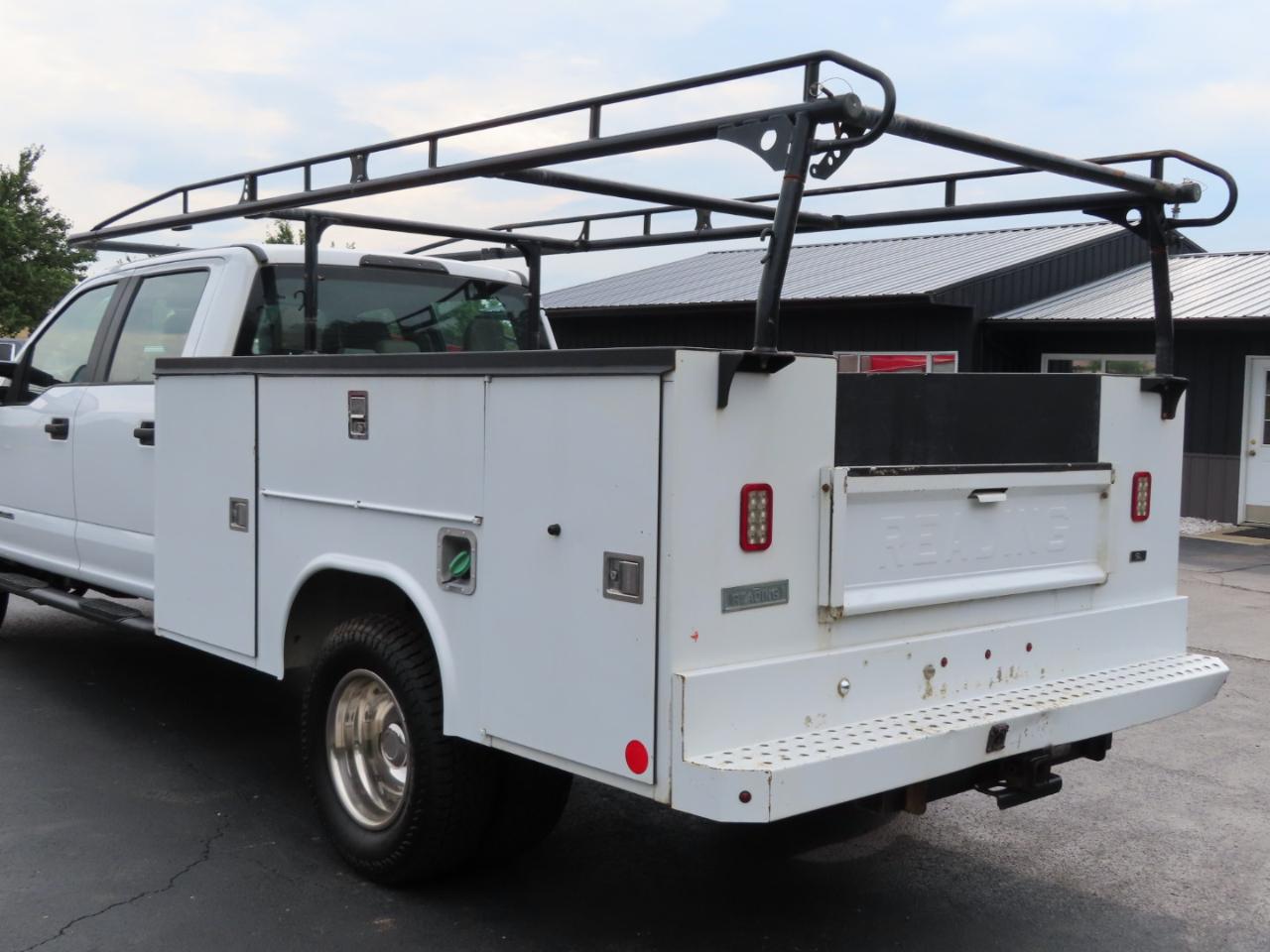 Ford Super Duty F-350 DRW XL 4WD Crew Cab 179" WB 60" CA 2019