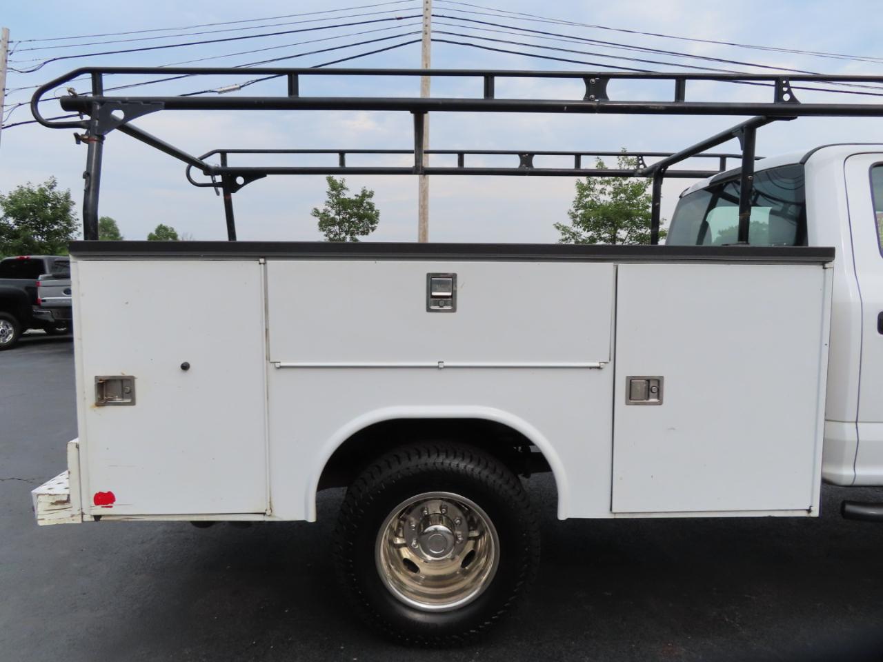 Ford Super Duty F-350 DRW XL 4WD Crew Cab 179" WB 60" CA 2019