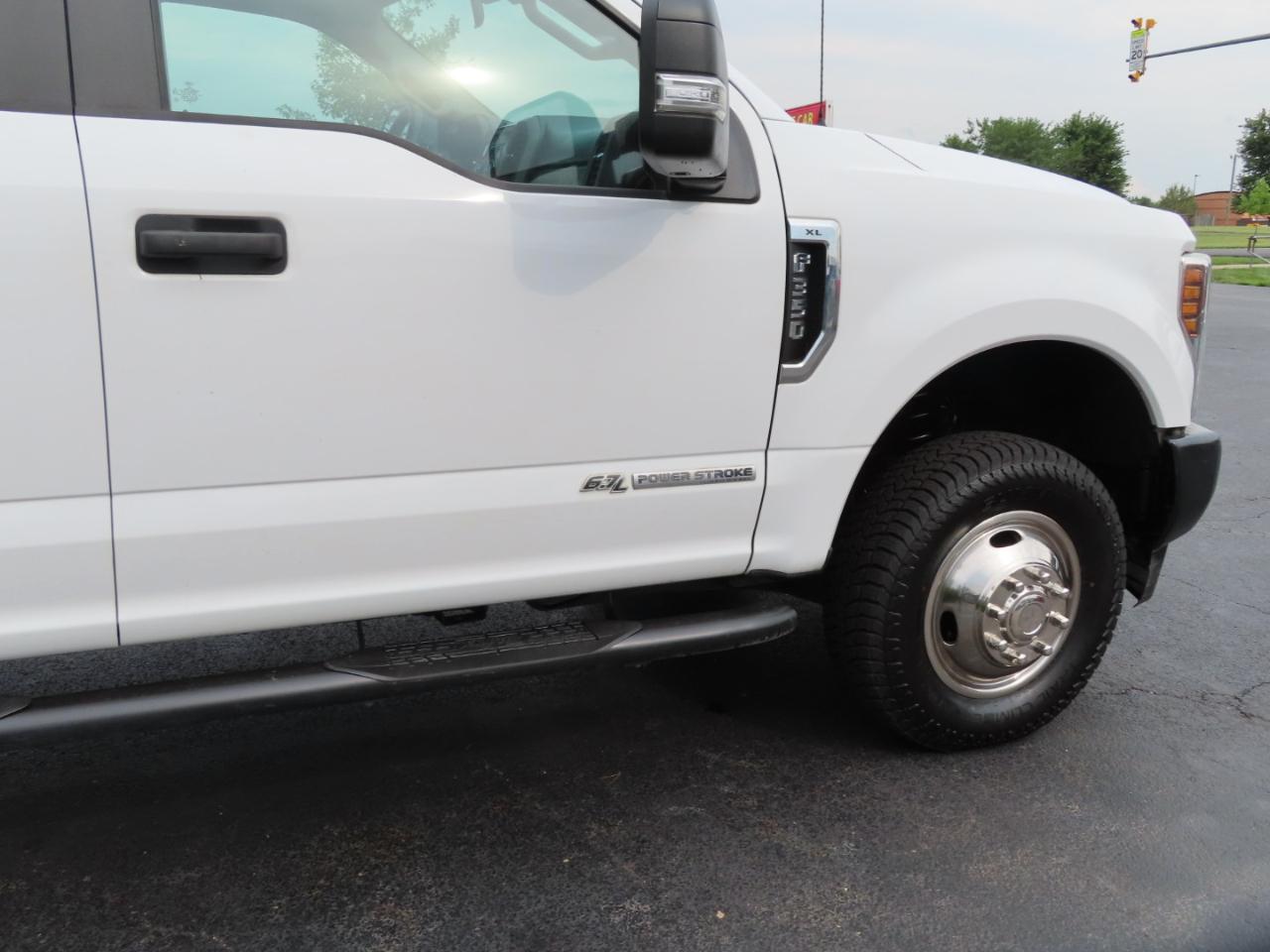 Ford Super Duty F-350 DRW XL 4WD Crew Cab 179" WB 60" CA 2019