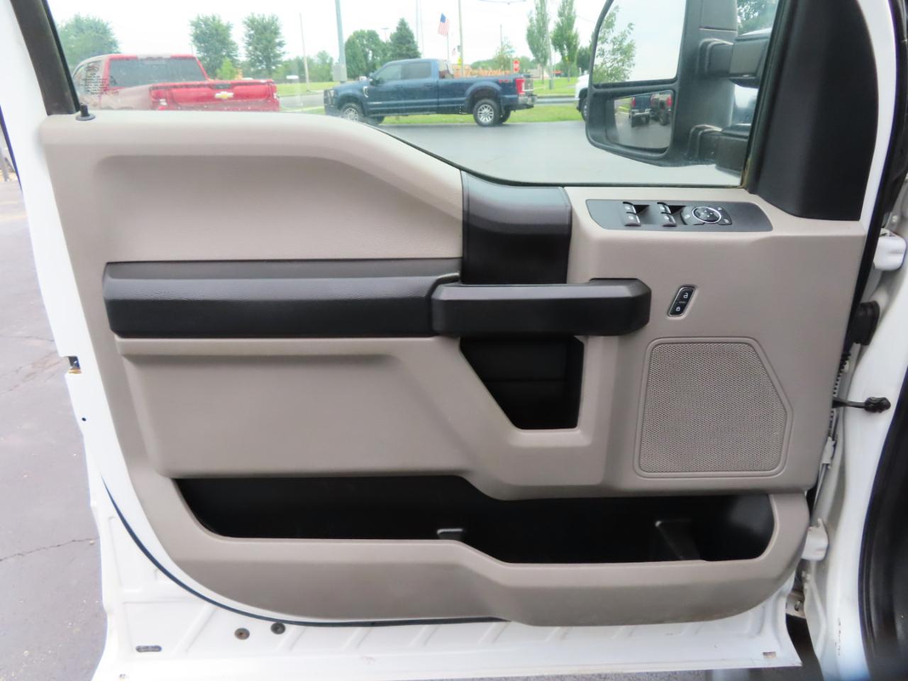 Ford Super Duty F-350 DRW XL 4WD Crew Cab 179" WB 60" CA 2019