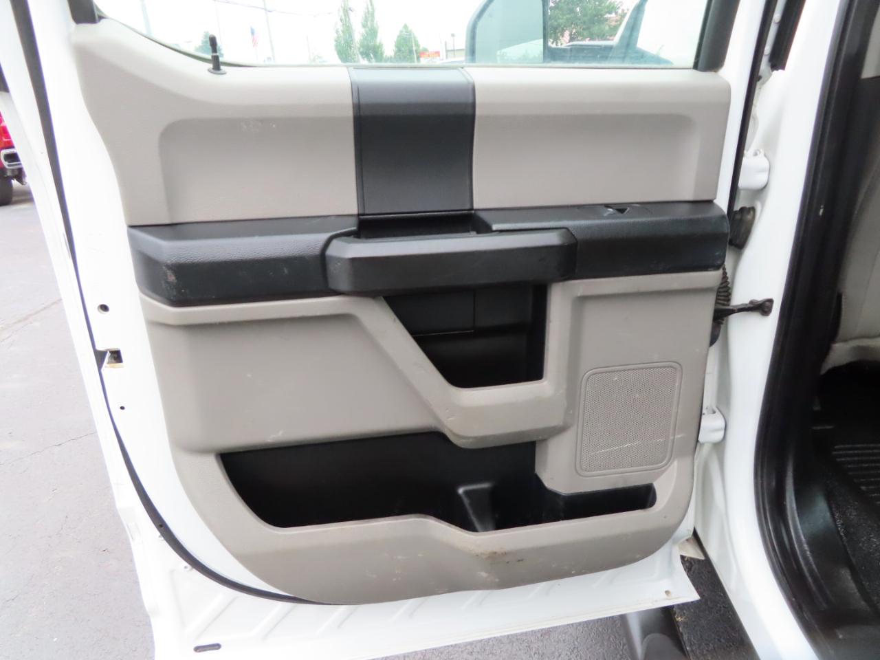 Ford Super Duty F-350 DRW XL 4WD Crew Cab 179" WB 60" CA 2019