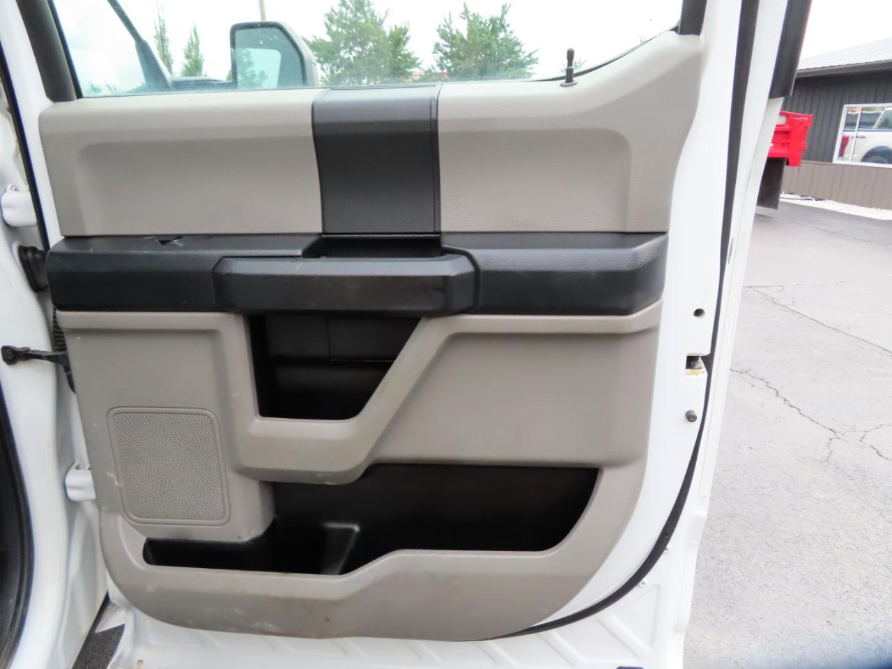 Ford Super Duty F-350 DRW XL 4WD Crew Cab 179" WB 60" CA 2019