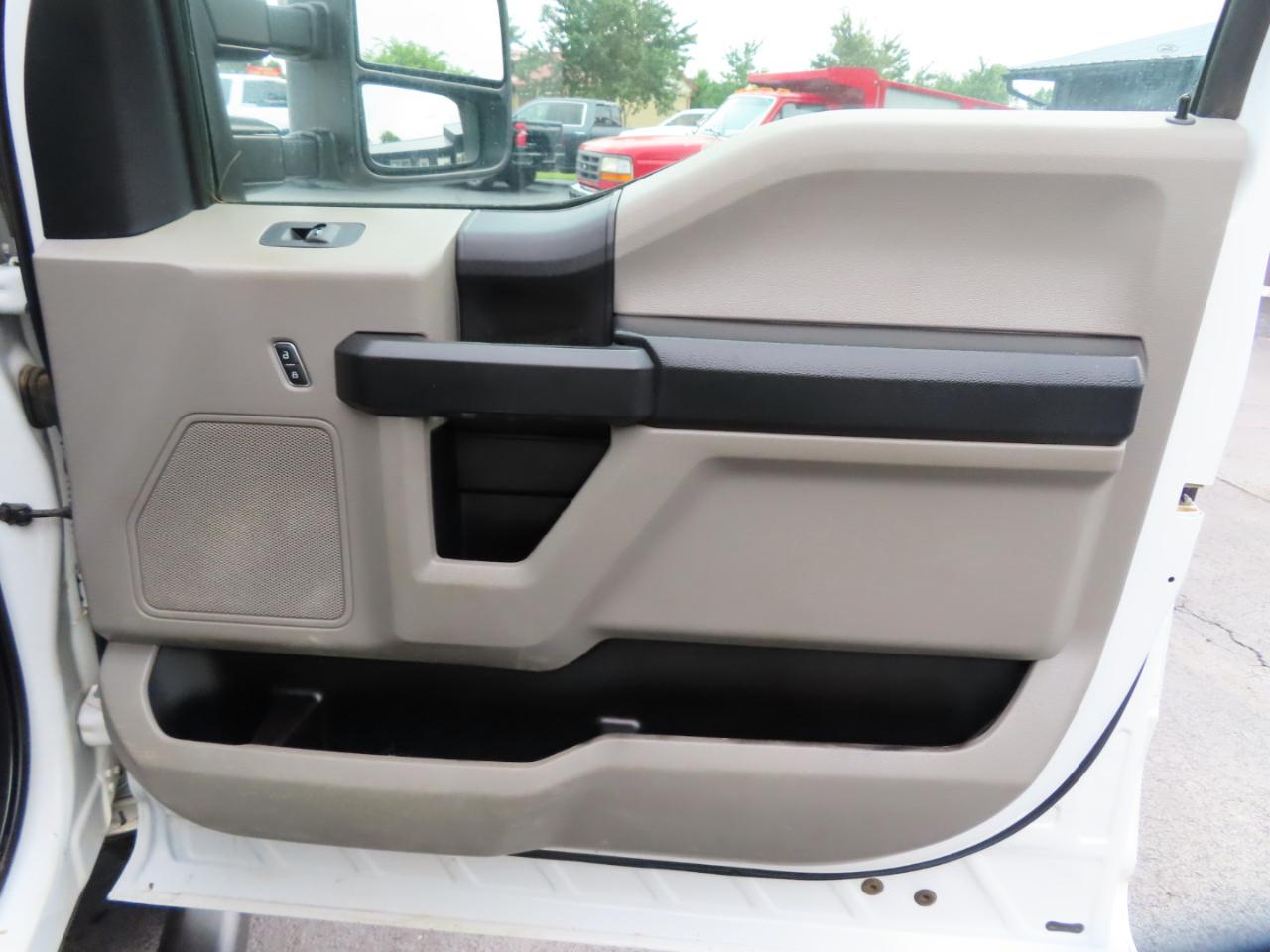 Ford Super Duty F-350 DRW XL 4WD Crew Cab 179" WB 60" CA 2019