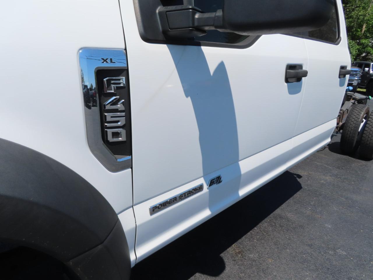 Ford Super Duty F-450 DRW XL 4WD Crew Cab 179" WB 60" CA 2019