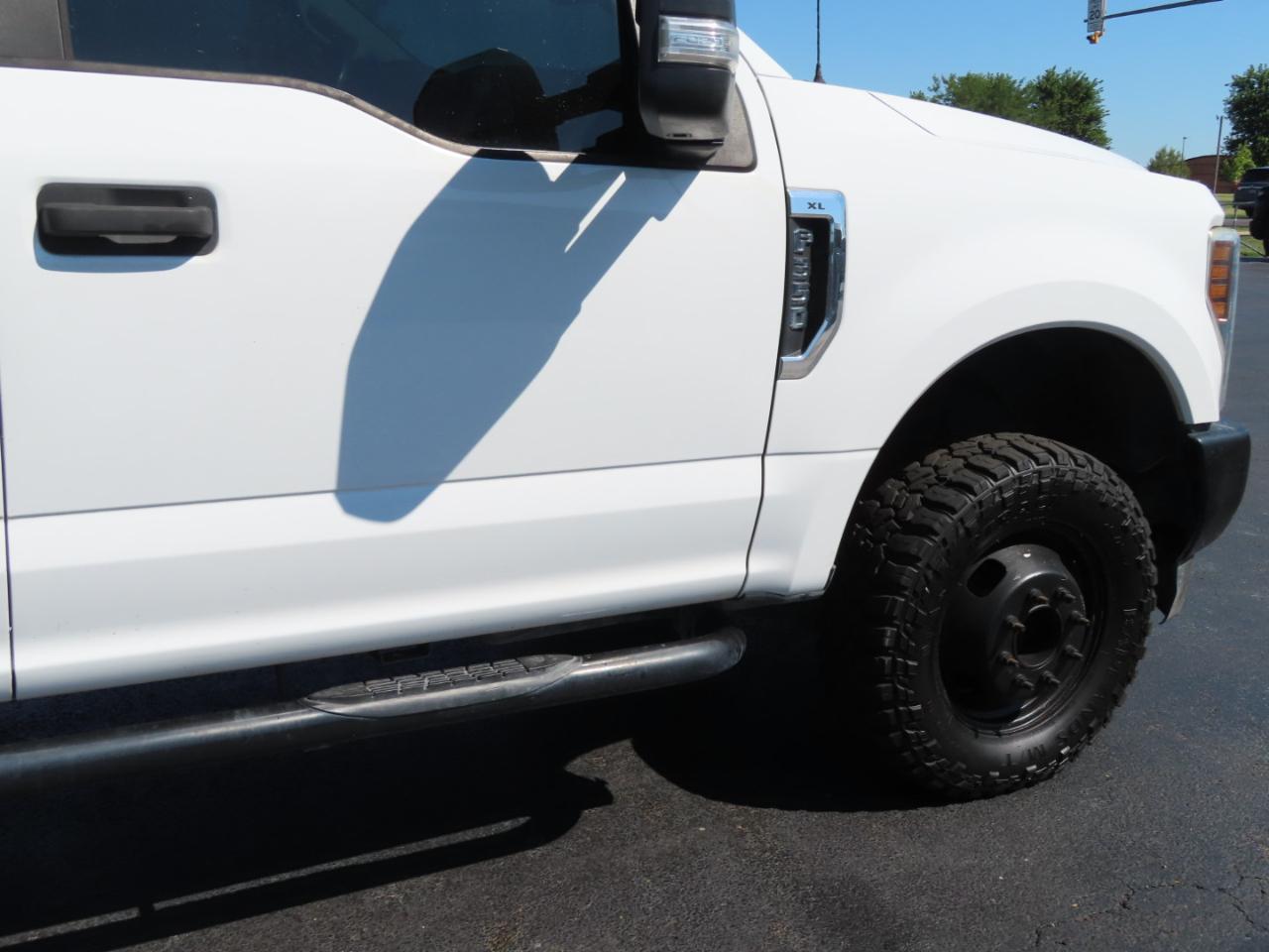 Ford Super Duty F-350 DRW XL 4WD Crew Cab 179" WB 60" CA 2018