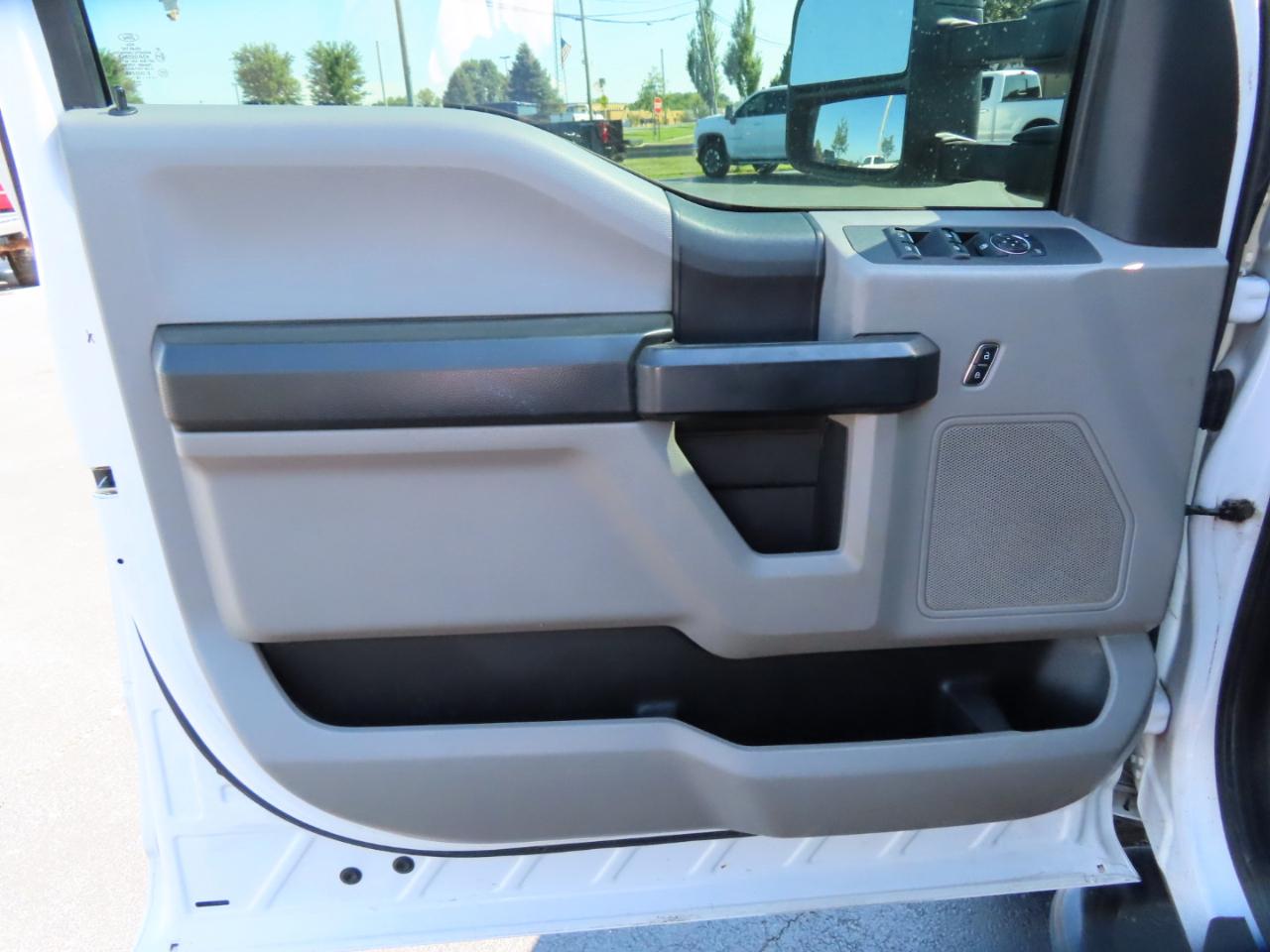 Ford Super Duty F-350 DRW XL 4WD Crew Cab 179" WB 60" CA 2018