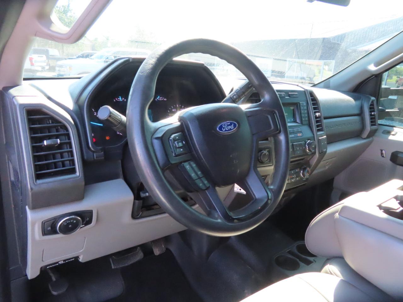 Ford Super Duty F-350 DRW XL 4WD Crew Cab 179" WB 60" CA 2018